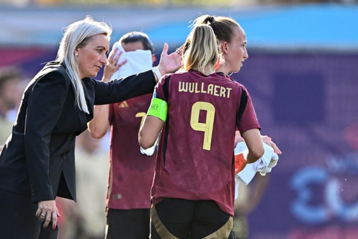 Belgium's Icelandic coach Elisabet Gunnarsdottir gestures as she speaks with Belgium's forward #09 Tessa Wullaert during the UEFA Women's Euro 2025 Group B football match between Belgium and Italy at the Stade de Tourbillon in Sion, on July 3, 2025. Fabrice COFFRINI / AFP