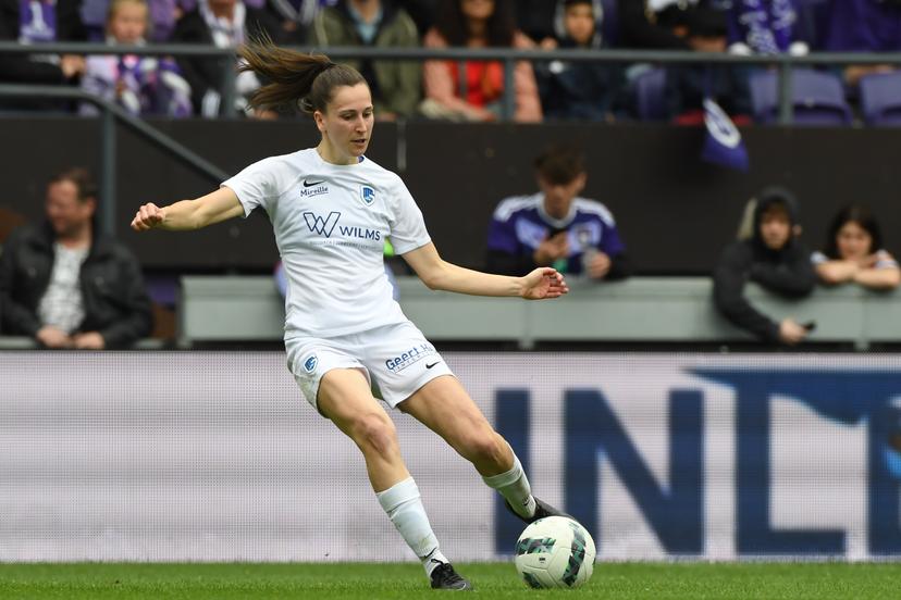 Genk's Gwen Duijsters pictured in action during a soccer game between RSCA Women and KRC Genk, Saturday 25 May 2024 in Brussels, on day 10/10 of the play-off group A of the Super League women's championship. BELGA PHOTO JILL DELSAUX