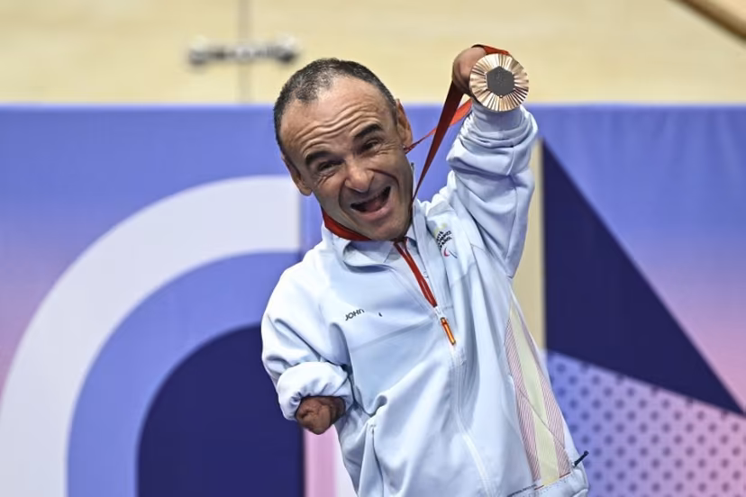 Bronze medalist Spain's Ricardo Ten Argiles celebrates on the podium of the men's C1 3000m cycling individual pursuit track event during the Paris 2024 Paralympic Games at The Saint-Quentin-en-Yvelines National Velodrome in Montigny-le-Bretonneux, south-west of Paris on August 29, 2024. JULIEN DE ROSA / AFP