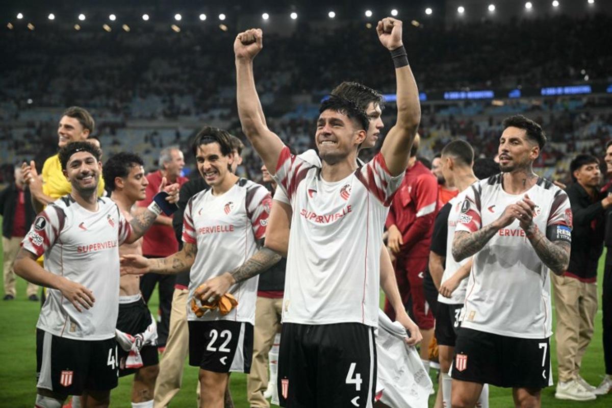 Estudiantes' players celebrate after winning the penalty shootout during the Copa Libertadores semifinal second leg football match between Brazil's Flamengo and Argentina's Estudiantes de La Plata at the Maracana stadium in Rio de Janeiro, Brazil, on October 22, 2026. MAURO PIMENTEL / AFP
