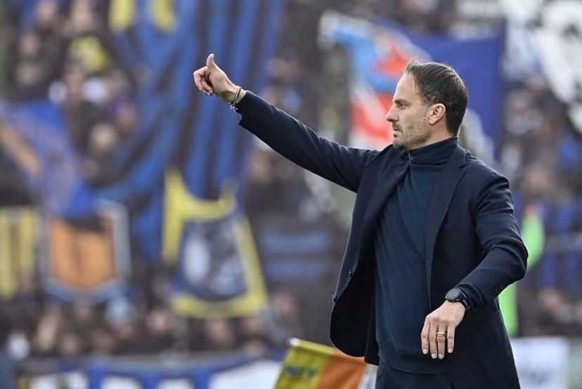 Pisa's Italian head coach Alberto Gilardino gestures during the Italian Serie A football match between Pisa and Inter Milan at the Garibaldi Romeo Anconetani Arena in Pisa on November 30, 2025. Isabella BONOTTO / AFP