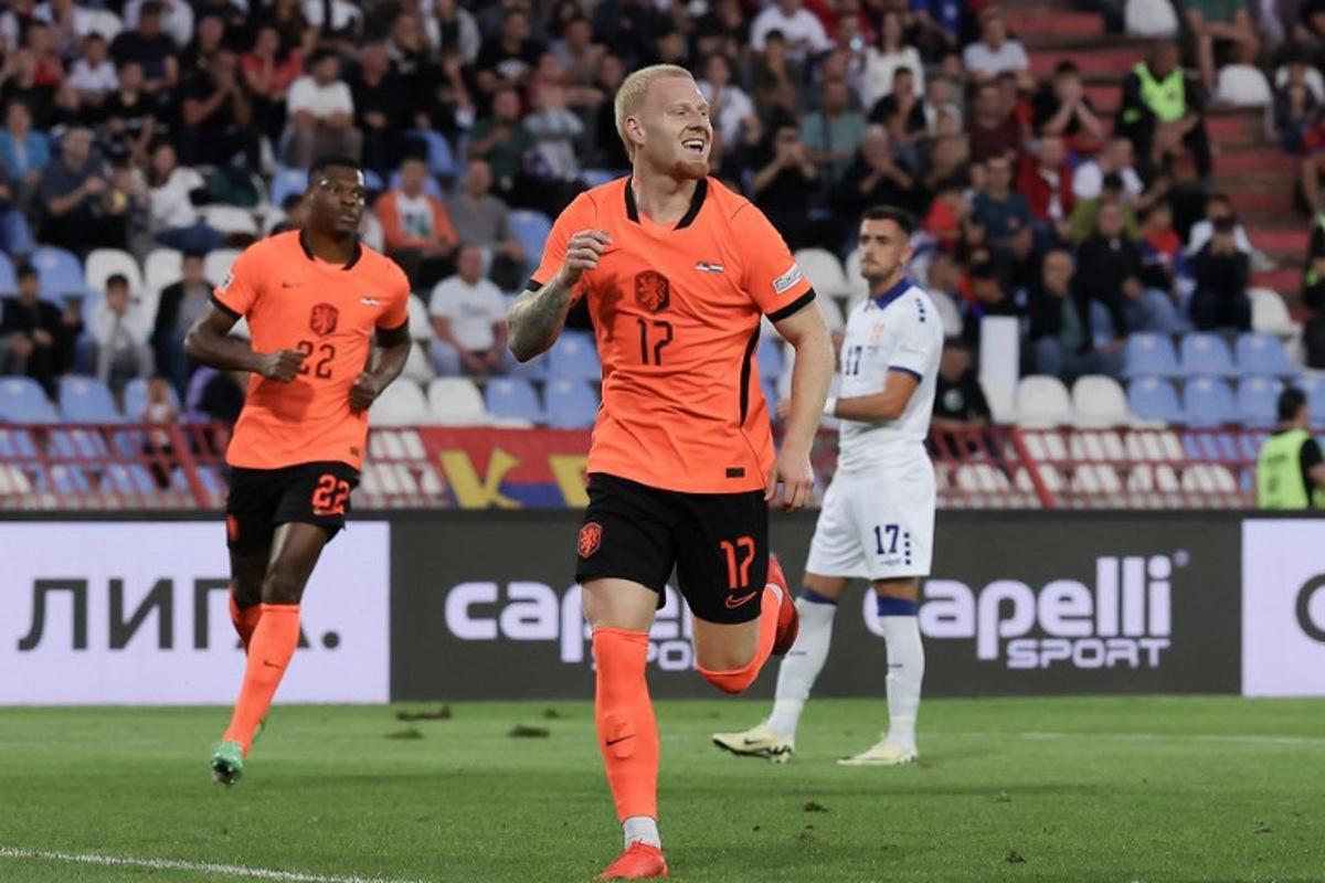 Netherland's forward #17 Mexx Meerdink celebrates scoring his team's first goal from the penalty spot during the UEFA Nations League Group A2 football match between Serbia and Netherlands at the Rajko Mitic stadium in Belgrade on September 27, 2026. Pedja Milosavljevic / AFP