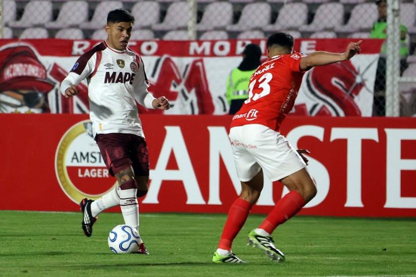 Lanus' midfielder #25 Dylan Aquino (L) and Cienciano's Paraguayan defender #13 Claudio Nunez fight for the ball during the second leg of the Copa Sudamericana knockout round play-off football match between Peru's Cienciano and Argentina's Lanus at the Inca Garcilaso de la Vega stadium, in Cusco, Peru on July 29, 2026. Jose Angulo / AFP