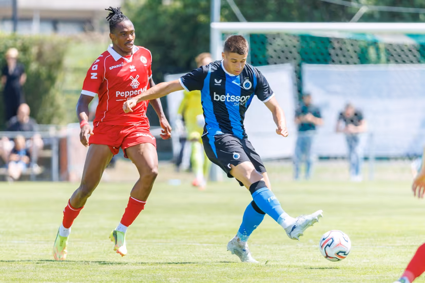 Kortrijk's James Ndjeungoue and Club's Nicolo Tresoldi fight for the ball during a friendly soccer game between KV Kortrijk vs Club Brugge, on Saturday 04 July 2026 in Knokke-Heist, in preparation of the upcoming 2026-2027 Belgian first division soccer season. BELGA PHOTO KURT DESPLENTER
