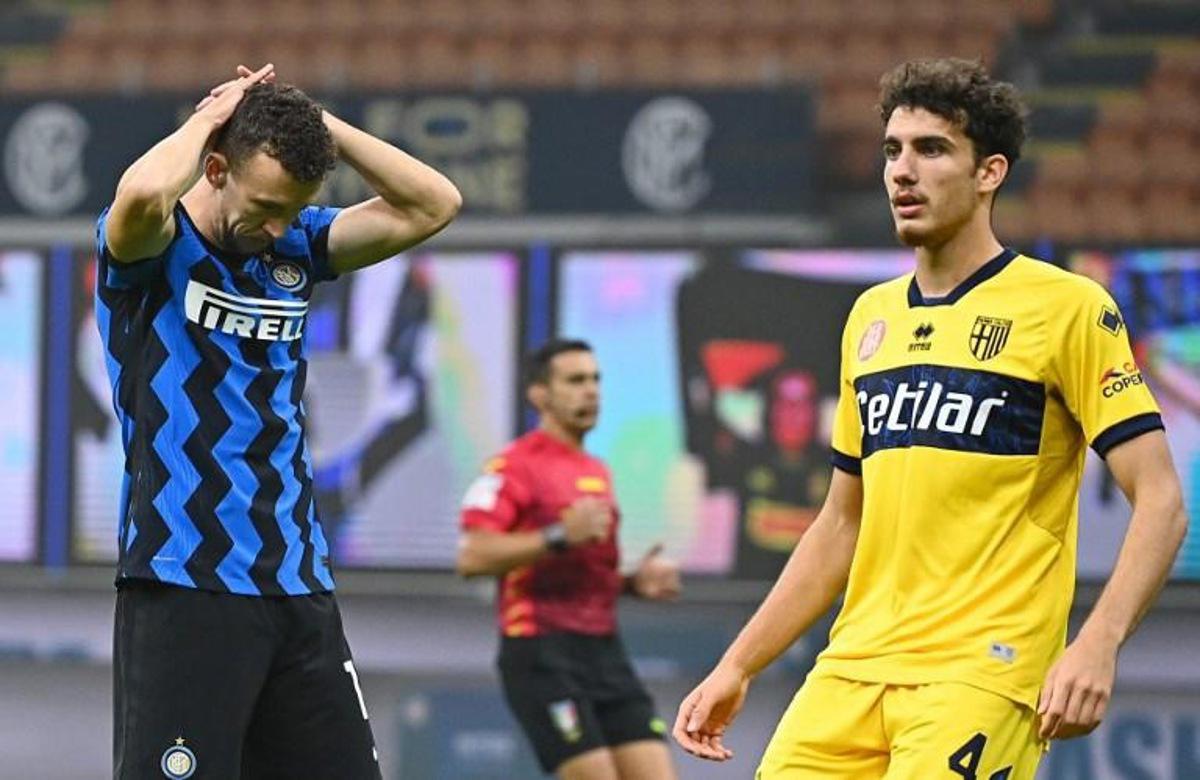 Inter Milan's Croatian midfielder Ivan Perisic (L) reacts after missing a chance as Parma's Hungarian defender Botond Balogh (R) looks on during the Italian Serie A football match between Inter Milan and Parma at The Meazza Stadium in Milan on October 31, 2020. Vincenzo PINTO / AFP