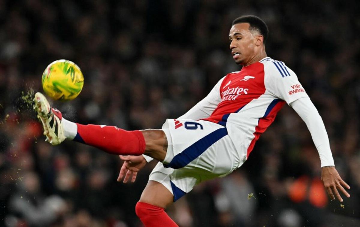 Arsenal's Brazilian defender #06 Gabriel Magalhaes controls the ball during the English League Cup semi-final first leg football match between Arsenal and Newcastle United at the Emirates Stadium, in London on January 7, 2025. Glyn KIRK / AFP