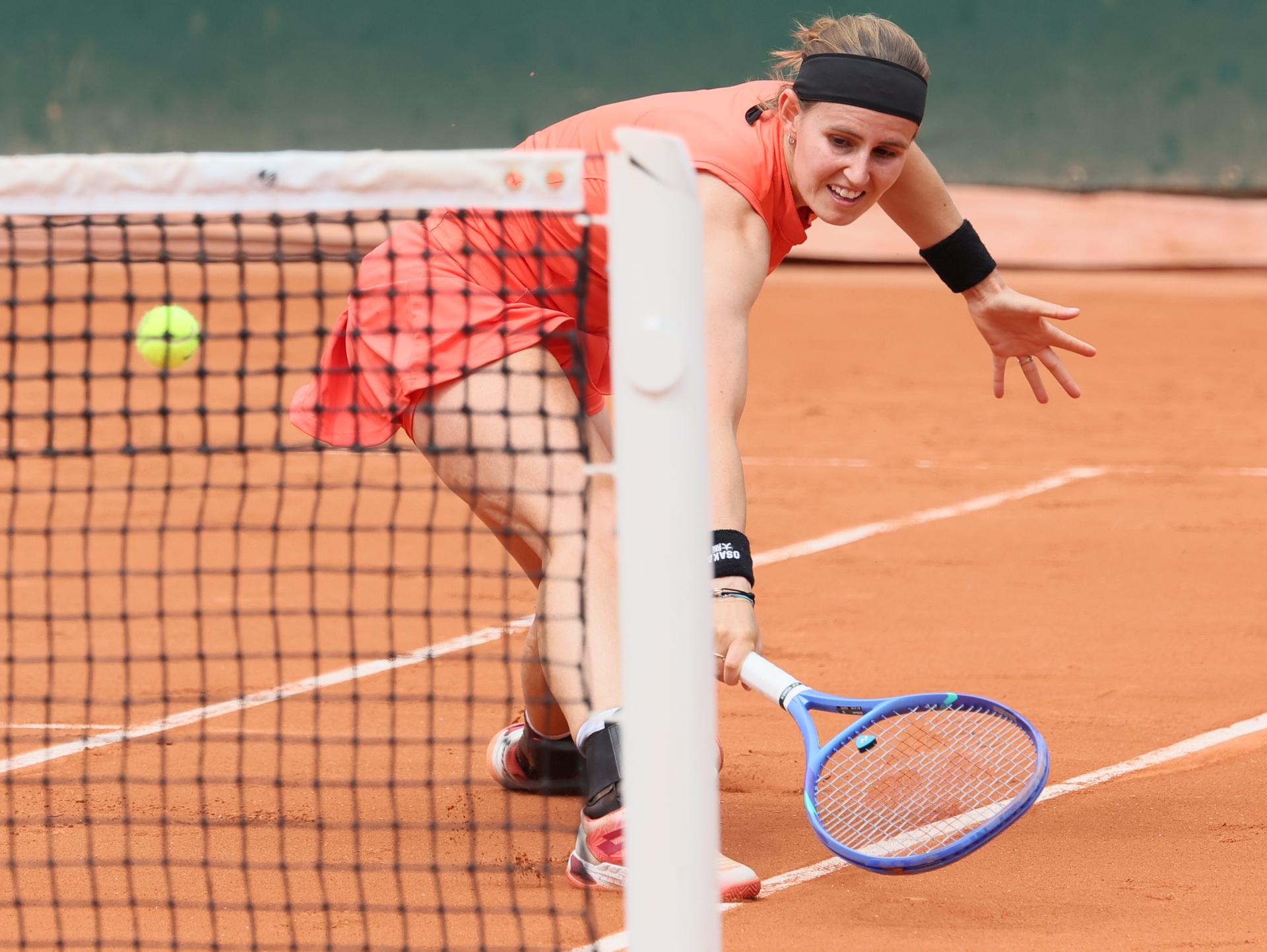 Belgian Greet Minnen pictured in action during a doubles tennis match between Hungarian-Belgian pair Bondar-Minnen and Chine Taipei-Latvian pair Hsieh-Ostapenko, in the first round of the women's doubles at the Roland Garros Grand Slam tennis tournament, Thursday 29 May 2025 in Paris, France. The 2025 edition of Roland Garros takes place from May 24th to June 8th 2025. BELGA PHOTO BENOIT DOPPAGNE