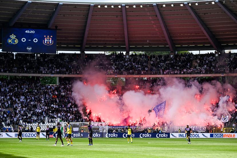 Anderlecht's supporters with pyro material pictured during a soccer game between Royale Union Saint-Gilloise and RSC Anderlecht, Thursday 14 May 2026 in Brussels, the final of the 'Croky Cup' Belgian soccer cup. BELGA PHOTO TOM GOYVAERTS