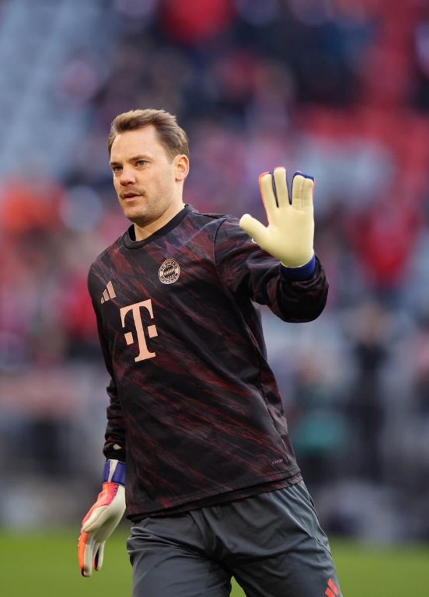 Bayern Munich's German goalkeeper #01 Manuel Neuer cheers to supporters before the German first division Bundesliga football match between FC Bayern Munich and FC St Pauli in Munich, southern Germany on November 29, 2025. Alexandra BEIER / AFP