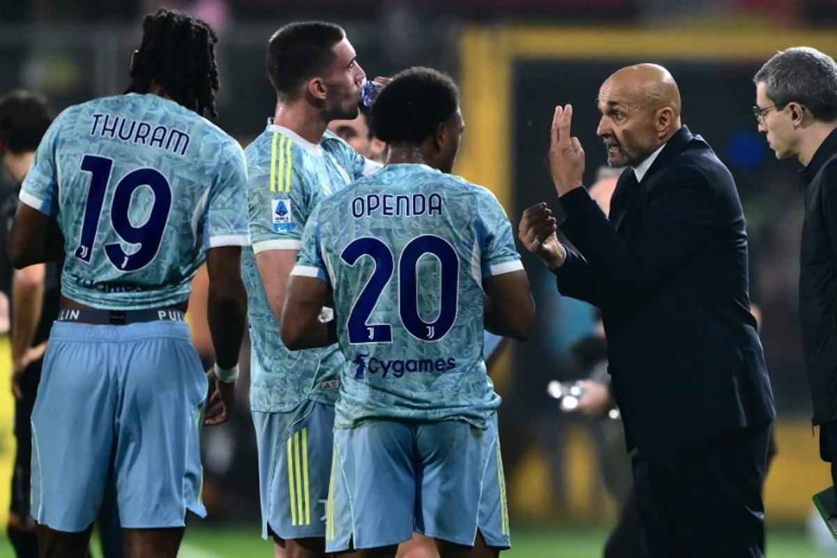 Juventus' Italian coach Luciano Spalletti (2nd R) speaks with his players during the Italian Serie A football match between Cremonese and Juventus at the Giovanni Zini Stadium in Cremona on November 1, 2025. MARCO BERTORELLO / AFP