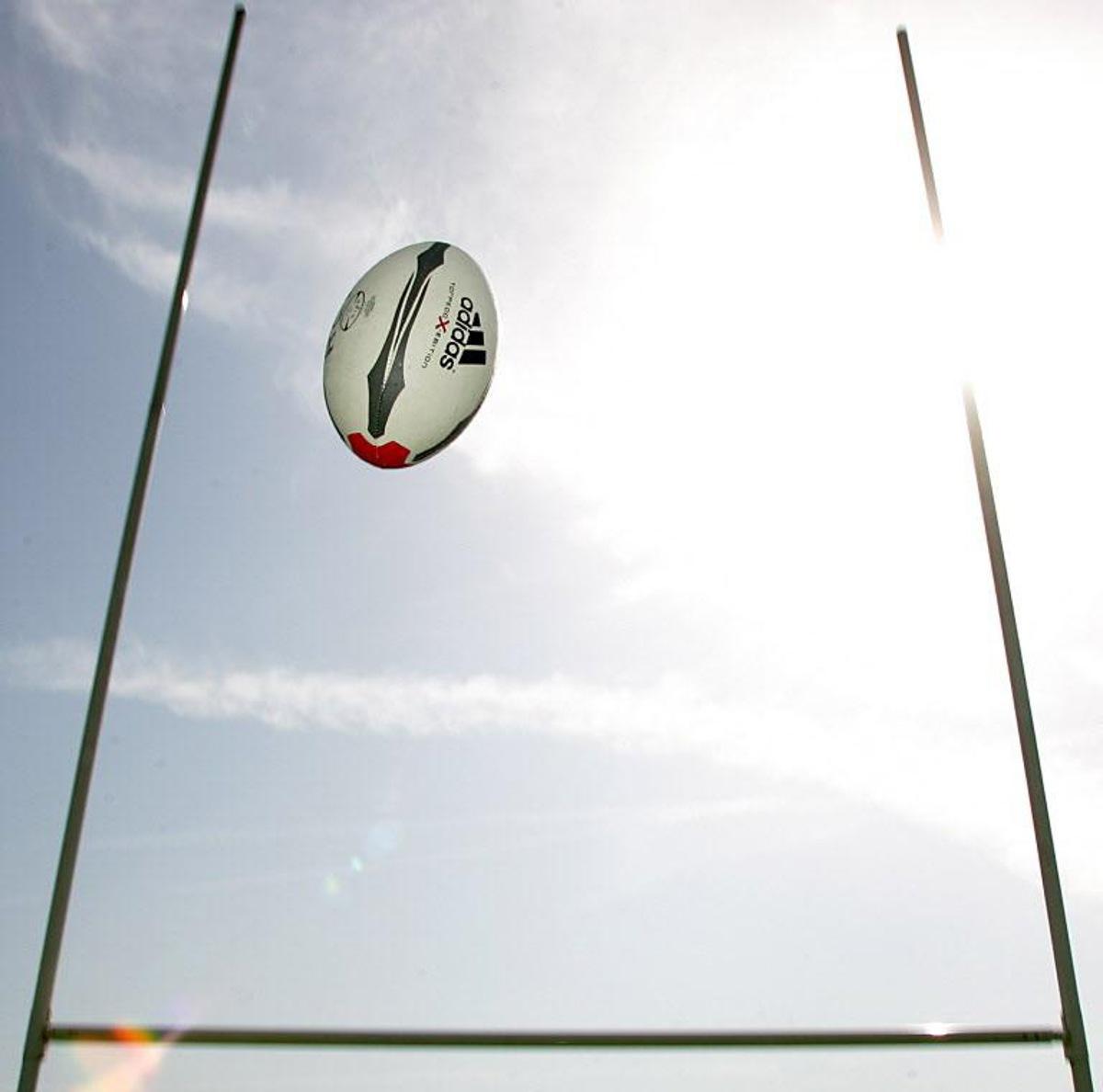 Un ballon de rugby passe les poteaux, le 28 aout 2007, au stade Serge Mesonés à Aubagne. Le stade Serge Mesonés accueillera les entrainements de l'équipe de Namibie pendant la Coupe du Monde de rugby 2007. AFP / PHOTO BORIS HORVAT Picture taken 28 March 2007 of a rugby ball in the stadium Serge Mesones of Aubagne. The stadium will host the Namibie team's trainings during the 2007 Rugby World Cup. AFP / PHOTO BORIS HORVAT BORIS HORVAT / AFP