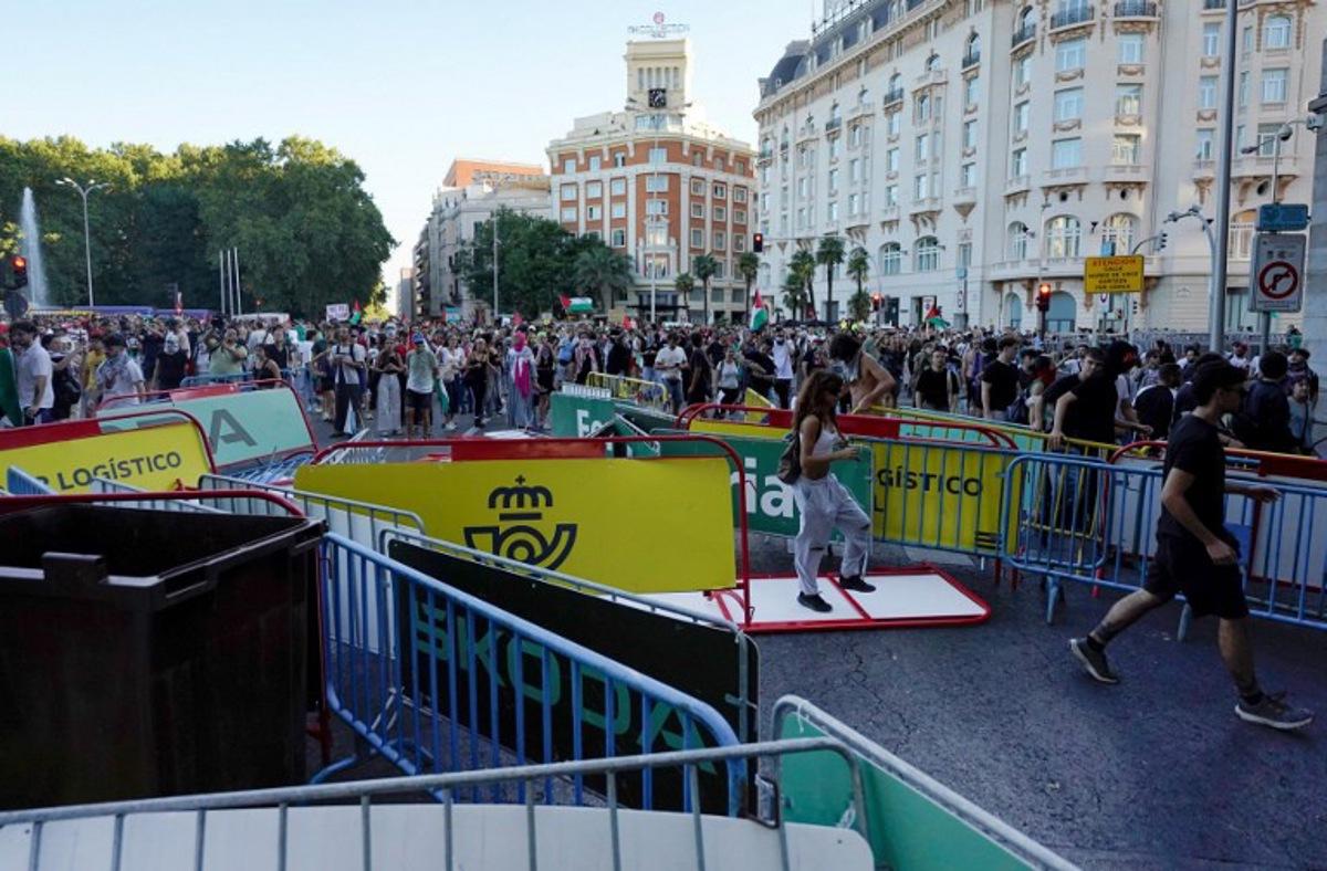 Pro-Palestinians protestors pull barriers and invade the street during the 21st and last stage of the Vuelta a Espana 2025, near Atocha station in Madrid on September 14, 2025. Vuelta final stage has been abandoned because of pro-Palestinian protests, AFP reports. Paul HANNA / AFP