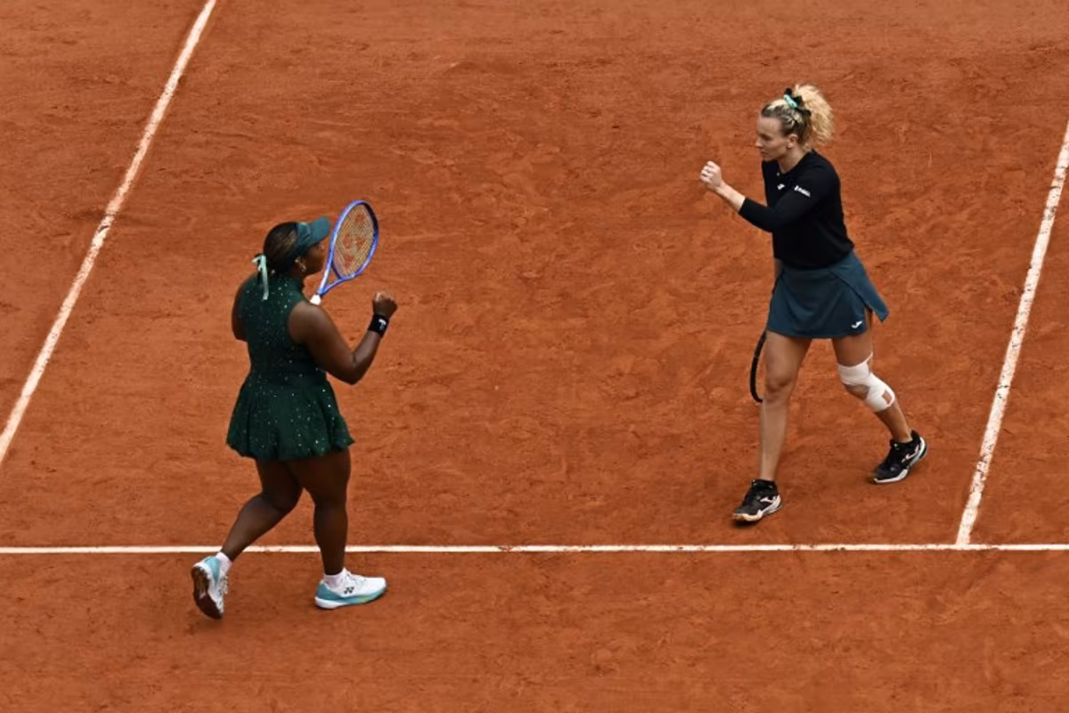 US Taylor Townsend (L) and Czech Republic's Katerina Siniakova react to a point during their women's doubles final match against Kazakhstan's Anna Danilina and Serbia's Aleksandra Krunic on day 15 of the French Open tennis tournament on Court Philippe-Chatrier at the Roland-Garros Complex in Paris on June 7, 2026. JULIEN DE ROSA / AFP
