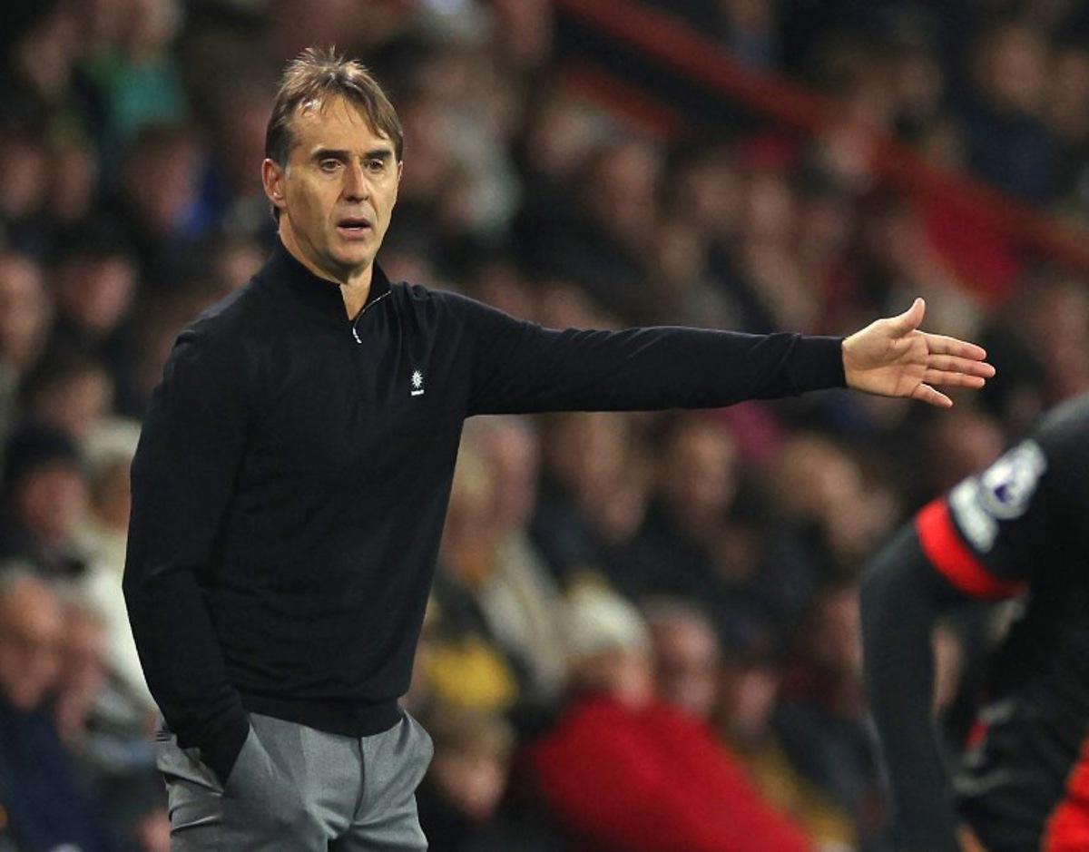 West Ham United's Spanish manager Julen Lopetegui gestures on the touchline during the English Premier League football match between Bournemouth and West Ham United at the Vitality Stadium in Bournemouth, southern England on December 16, 2024. Adrian Dennis / AFP