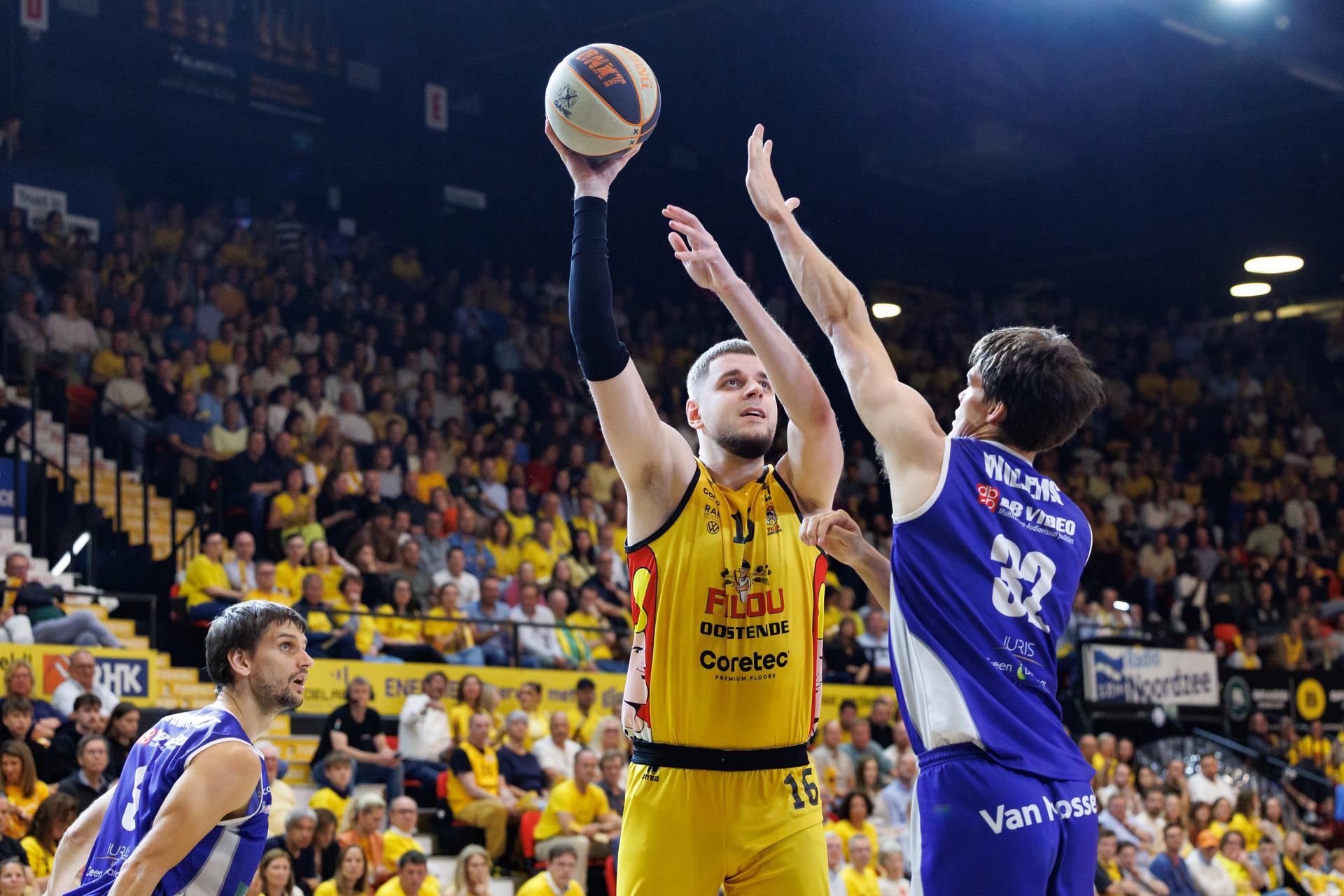 Oostende's Haris Bratanovic and Mechelen's Seppe Willems fight for the ball during a basketball match between BC Oostende and Kangoeroes Mechelen, Saturday 07 June 2025 in Oostende, the fourth game of the best-of-5 finals in the playoffs of the 'BNXT League' Belgian/ Dutch first division basket championship. BELGA PHOTO KURT DESPLENTER