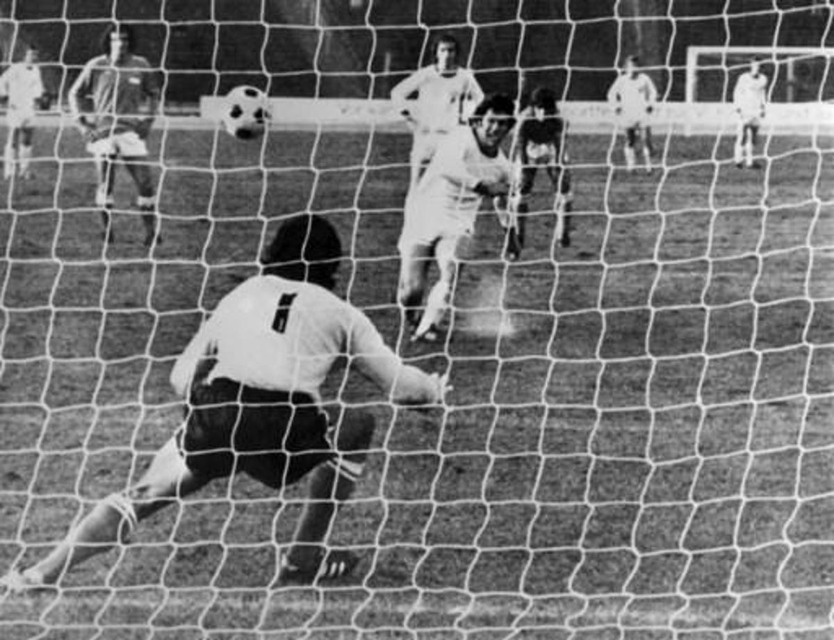 French national football team goalkeeper Dominique Baratelli tries to stop the penalty hit by German Eberhard Vogel on October 12, 1975, at Leipzig during the match GRD vs. France as part of European Nations Championship. AFP