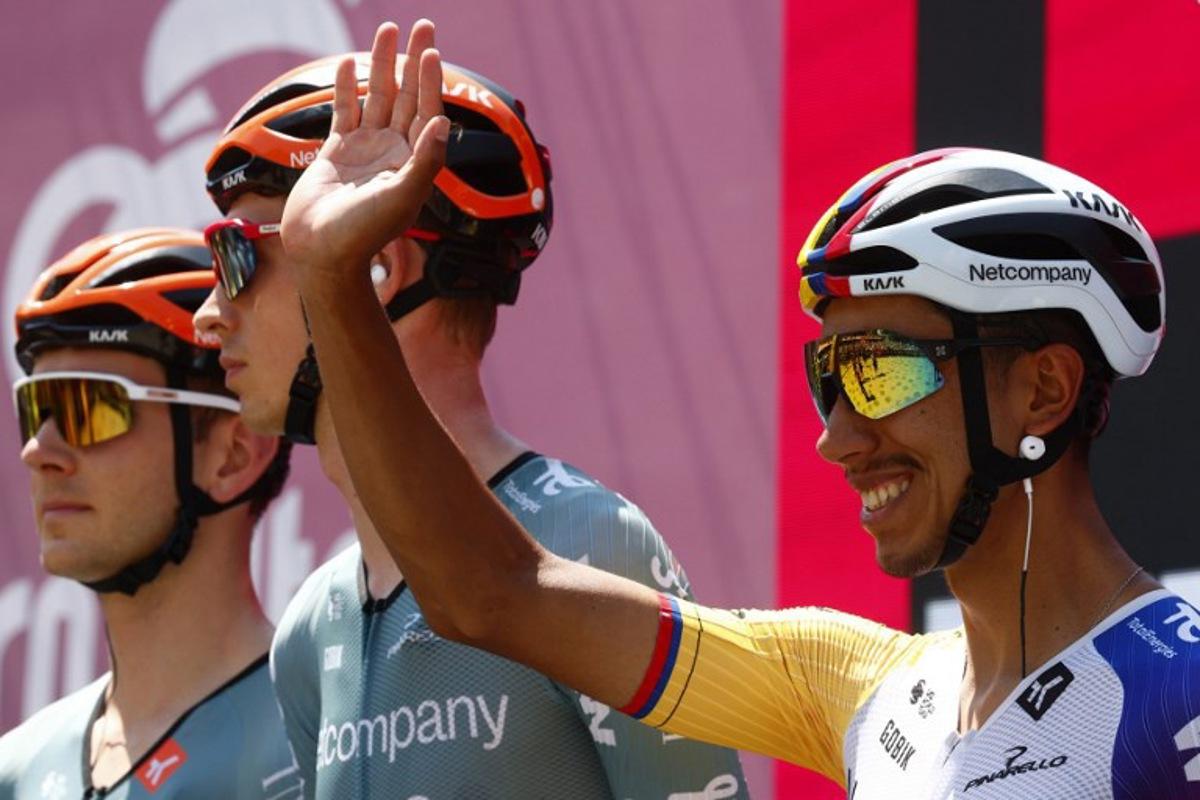 INEOS Grenadiers Colombian rider Egan Bernal (R) waves on stage prior the 16th stage of the Giro d'Italia 2026 - Tour of Italy cycling race between Bellinzona and Cari, Switzerland, on May 26, 2026. Luca Bettini / AFP