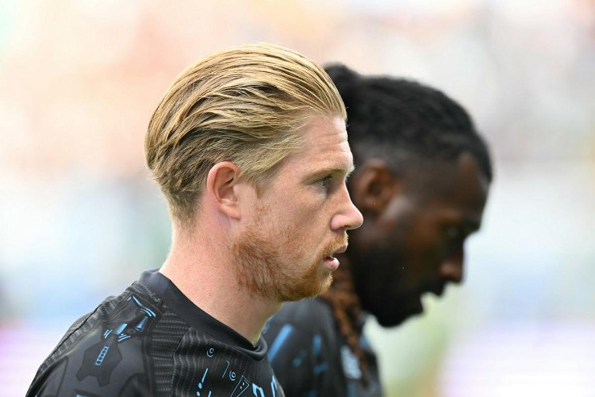 Napoli's Belgian midfielder #11 Kevin De Bruyne (L) looks on before the Italian Serie A football match between Sassuolo and Napoli at the Mapei - Città del Tricolore stadium in Reggio Emilia, on August 23, 2025. Stefano RELLANDINI / AFP