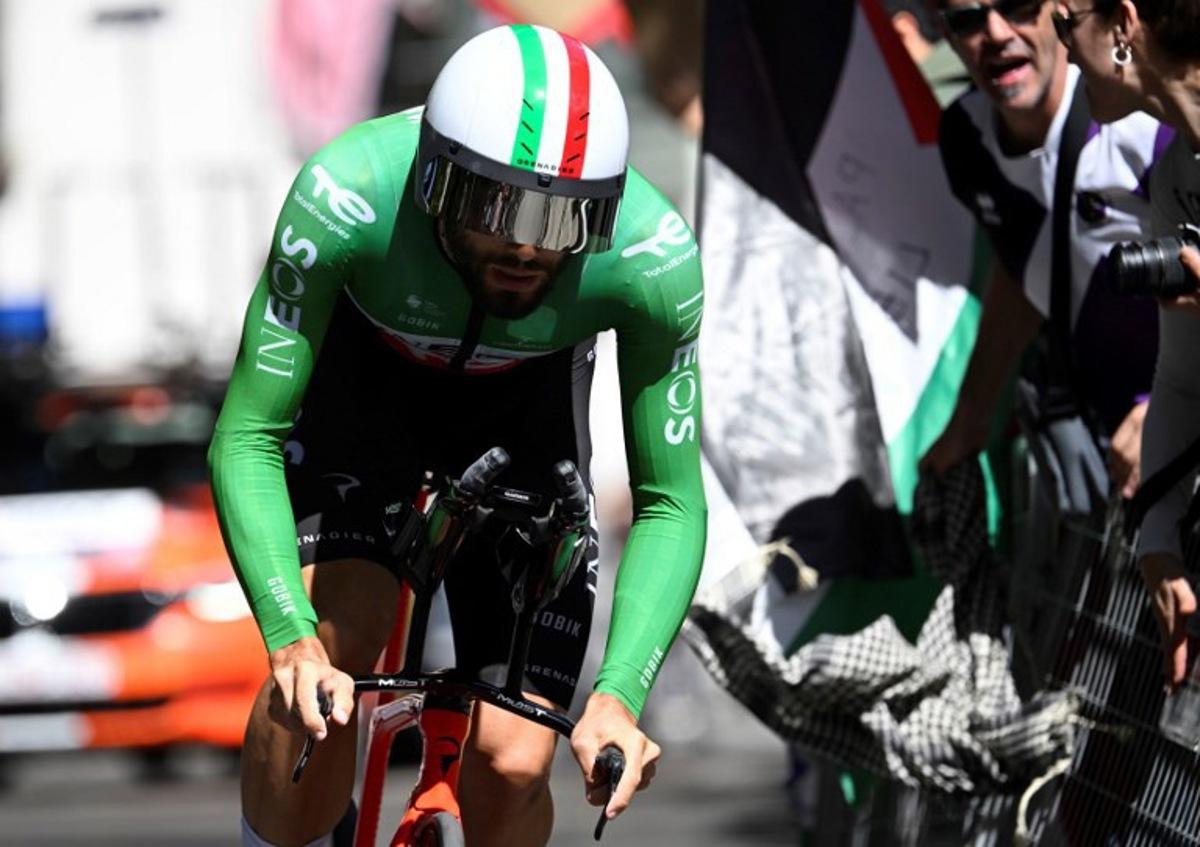Pro-Palestinians protesters demonstrate as Team Ineos' Italian rider Filippo Ganna competes during the 18th stage of the Vuelta a Espana, a 26 km race against the clock between Valladolid and Valladolid, on September 11, 2025. Miguel RIOPA / AFP