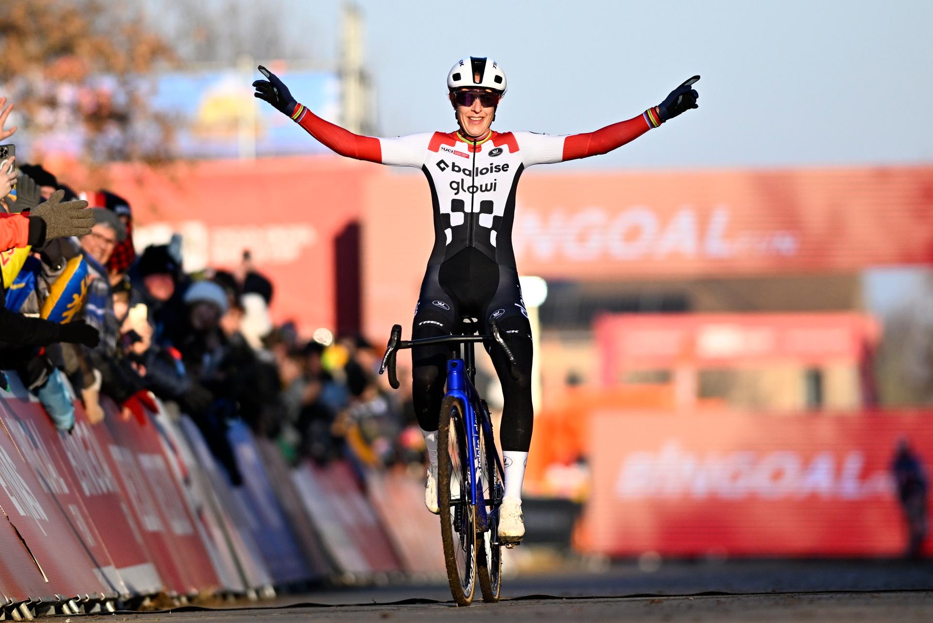 Dutch Lucinda Brand celebrates as she crosses the finish line to win the women's elite race of the World Cup cyclocross cycling event in Gavere on Friday 26 December 2025, stage 7 (out of 12) of the UCI World Cup competition. BELGA PHOTO JASPER JACOBS