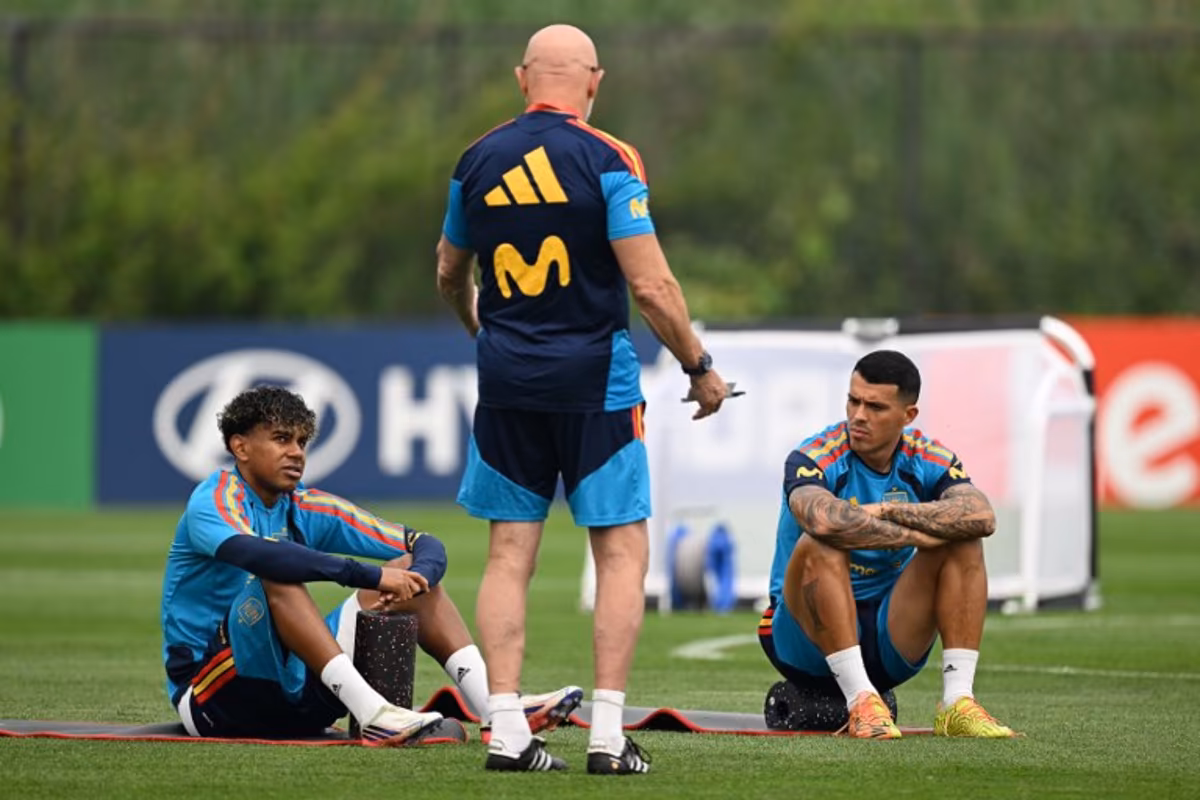 Spain's forward #19 Lamine Yamal (L) and Spain's defender #12 Pedro Porro (R) speaks with Spain's head coach Luis de la Fuente (C) during a training session at Melanie Lane Training Grounds in East Hanover, New Jersey, on July 16, 2026, ahead of the 2026 World Cup football tournament final match between Spain and Argentina. MAURO PIMENTEL / AFP