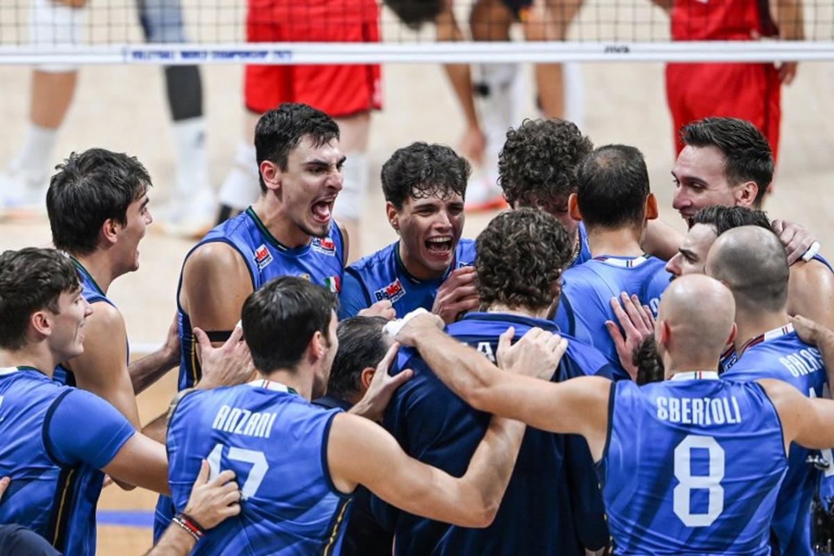 Players from Italy react during the 2025 Men's Volleyball World Championship quarter-final match between Belgium and Italy at the Mall of Asia Arena in Pasay City, Metro Manila, on September 24, 2025. Jam STA ROSA / AFP