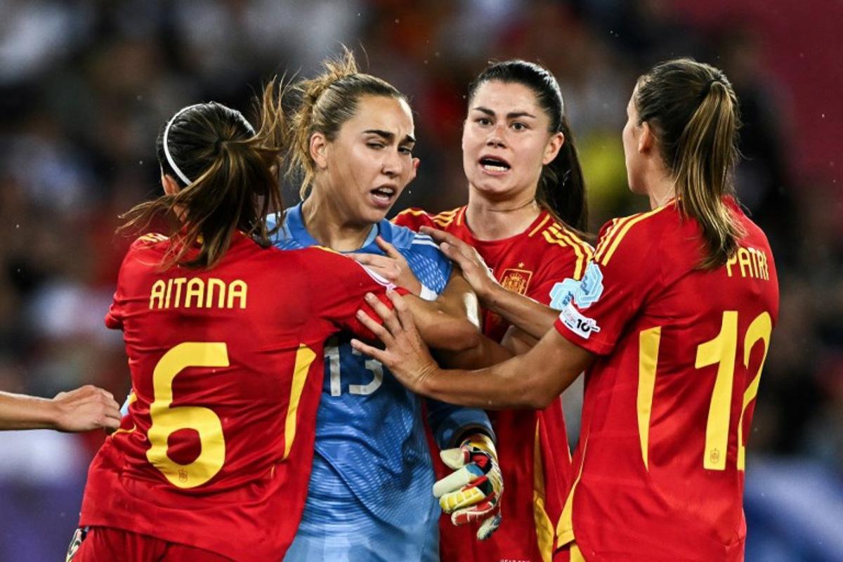 Spain's midfielder #06 Aitana Bonmati (L), Spain's defender #05 Maria Mendez (CR) and Spain's midfielder #12 Patricia Guijarro (R) congratulate Spain's goalkeeper #13 Catalina Coll (2L) after making a save in added time during the UEFA Women's Euro 2025 semi-final football match between Germany and Spain at the Letzigrund Stadium in Zurich, on July 23, 2025. Fabrice COFFRINI / AFP
