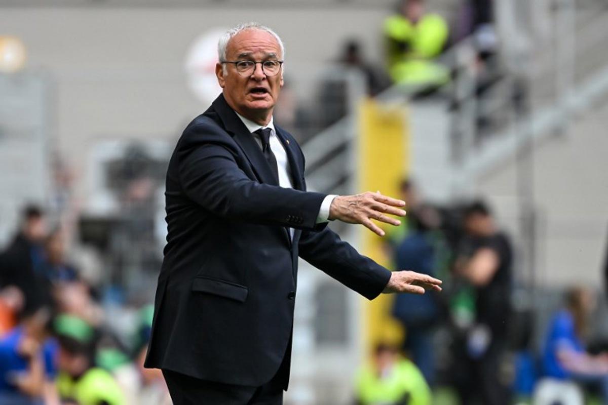 Roma's Italian coach Claudio Ranieri reacts after an injury during the Italian Serie A football match between Inter Milan and Roma at the San Siro stadium in Milan on April 27, 2025. Piero CRUCIATTI / AFP
