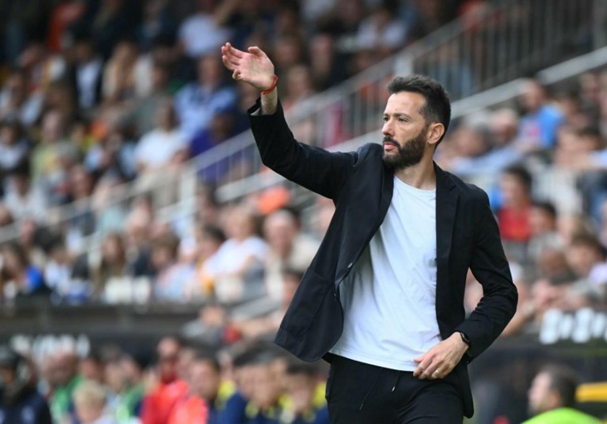 Valencia's Spanish coach Carlos Corberan gestures on the touchline during the Spanish league football match between Valencia CF and Club Atletico de Madrid at Mestalla Stadium in Valencia on May 2, 2026. JOSE JORDAN / AFP