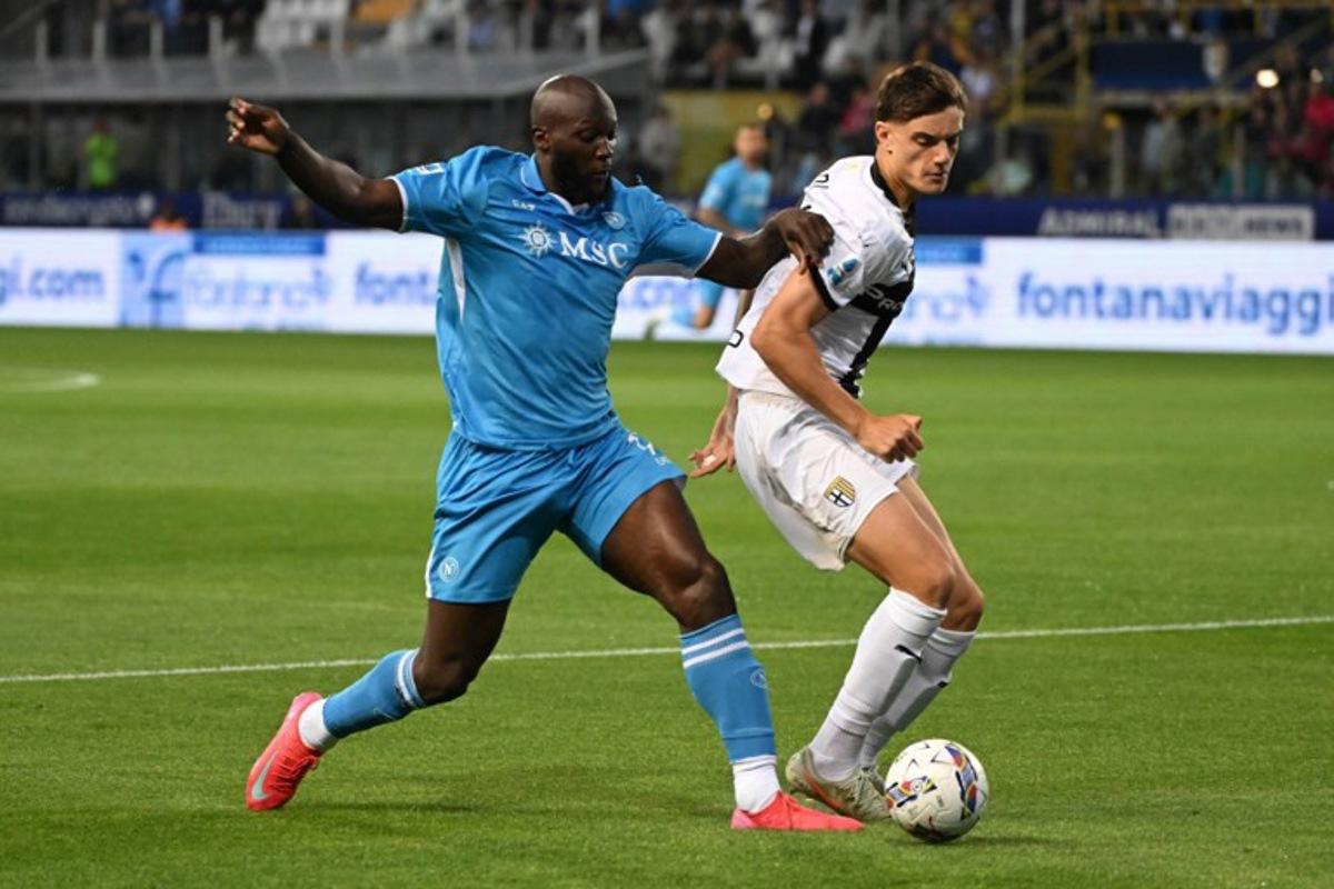 Napoli's Belgian forward #11 Romelu Lukaku fights for the ball with Parma's Italian defender #46 Giovanni Leoni during the Italian Serie A football match between Parma and Napoli at the Tardini stadium in Parma on May 18, 2025. Piero CRUCIATTI / AFP