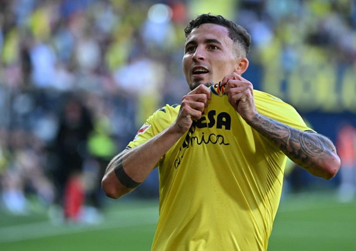 Villarreal's Spanish forward #21 Yeremi Pino celebrates scoring his team's first goal during the Spanish league football match between Villarreal CF and RCD Espanyol at La Ceramica stadium in Vila-real on April 27, 2025. JOSE JORDAN / AFP
