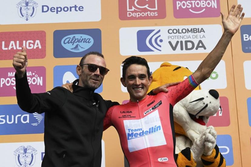 Spain's cyclist Oscar Sevilla (R) of the Medellin team celebrates after receiving the award for best foreigner during the second stage of the Tour Colombia UCI 2024 from Paipa to Santa Rosa de Viterbo, Colombia, on February 7, 2024. Luis ACOSTA / AFP