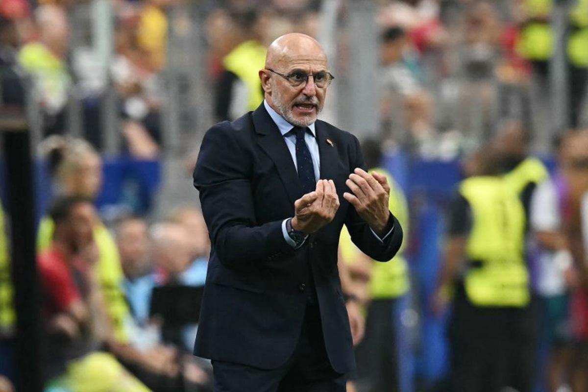 Spain's head coach Luis de la Fuente gestures during the 2026 World Cup round of 16 football match between Portugal and Spain at the Dallas Stadium in Arlington on July 6, 2026. Paul ELLIS / AFP