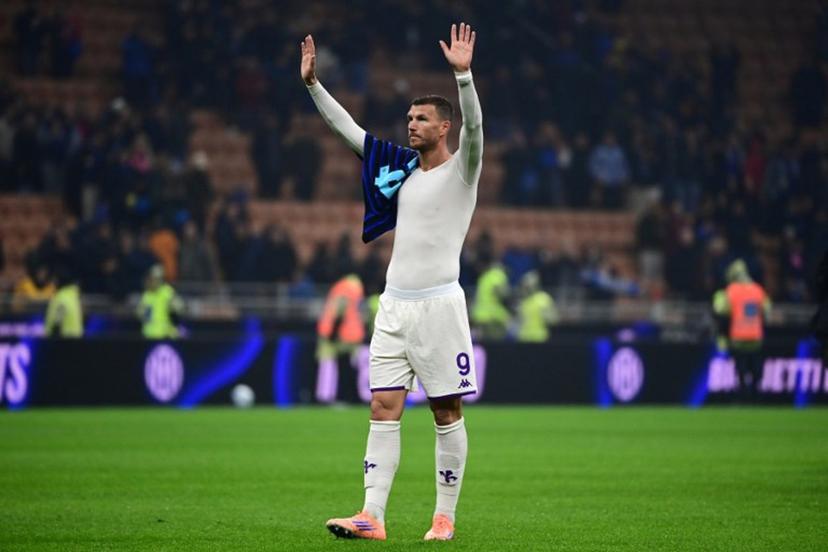 Fiorentina's Bosnian forward #09 Edin Dzeko greets Inter Milan's supporters at the end of the Italian Serie A football match between Inter Milan and Fiorentina at San Siro stadium in Milan, on October 29, 2025. PIERO CRUCIATTI / AFP