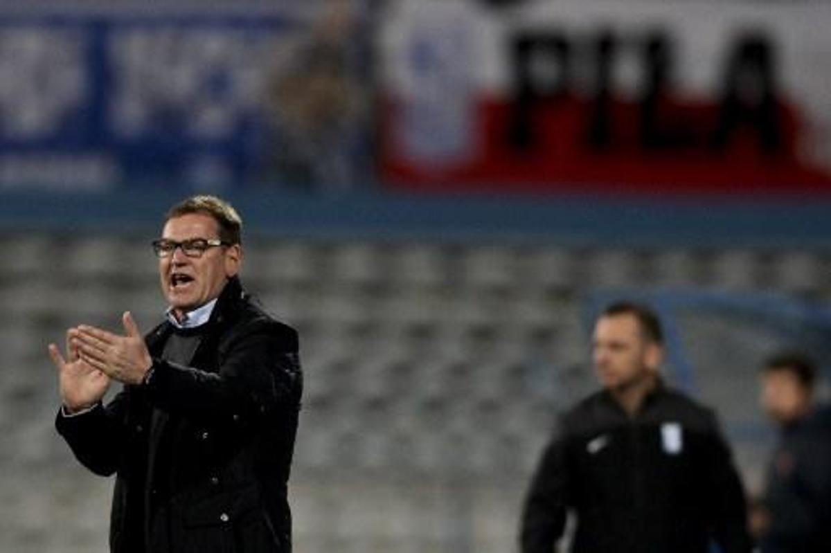 Lech's head coach Jan Urban gestures during the UEFA Europa League Group I football match Os Belenenses vs KKS Lech at Restelo stadium in Belem, Lisbon, on November 26, 2015. AFP PHOTO/ PATRICIA DE MELO