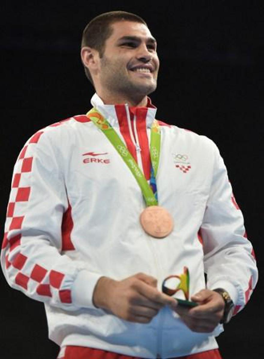 Bronze medalist Croatia's Filip Hrgovic react during the medal presentation ceremony following the Men's Super Heavy (+91kg) Final Bout at the Rio 2016 Olympic Games at the Riocentro - Pavilion 6 in Rio de Janeiro on August 21, 2016.
YURI CORTEZ / AFP