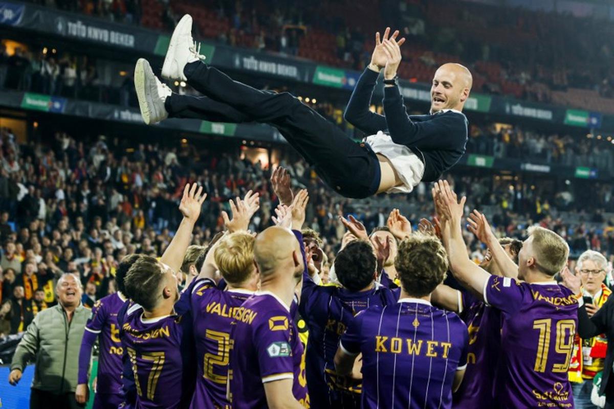 Go Ahead Eagles' Dutch head coach Paul Simonis (TOP) celebrate after winning the KNVB Cup final between AZ Alkmaar and Go Ahead Eagles at Feyenoord Stadium de Kuip in Rotterdam on April 21, 2025. Koen van Weel / ANP / AFP