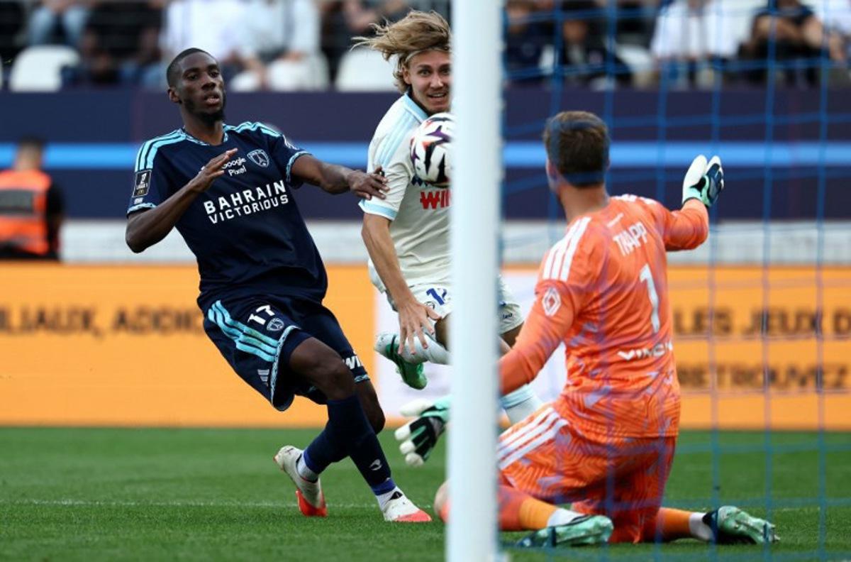 Strasbourg's Swedish midfielder #11 Sebastian Nanasi (C) fights for the ball with Paris FC's French midfielder #17 Adama Camara next to Paris FC's German goalkeeper #35 Kevin Trapp during the French L1 football match between Paris FC and RC Strasbourg at Stade Jean Bouin in Paris on September 19, 2026. FRANCK FIFE / AFP