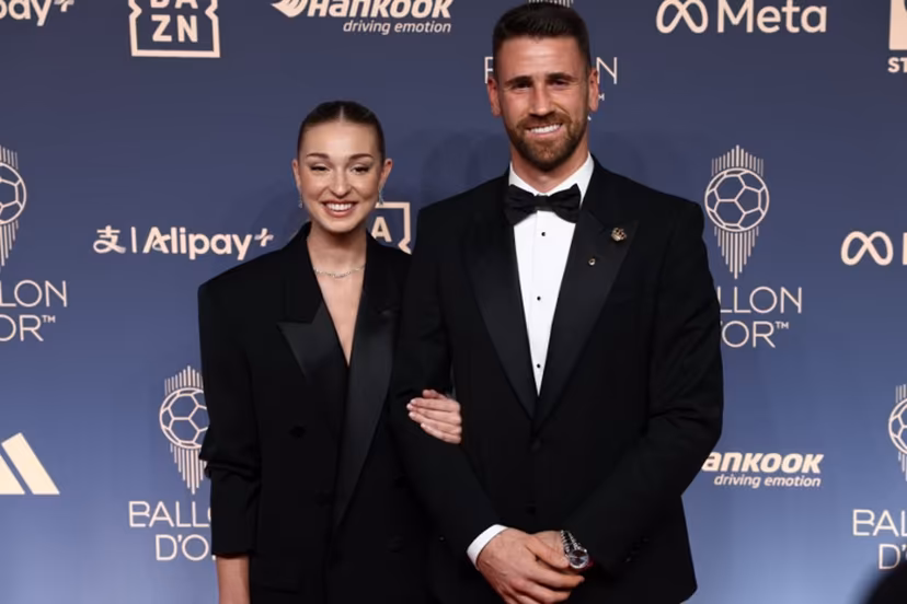 Spain and Athletic Bilbao goalkeeper Unai Simon (R) poses upon arrival to attend the 2026 Ballon d'Or France Football award ceremony at the Palladium Theatre in London on October 26, 2026. Toby Shepheard / AFP