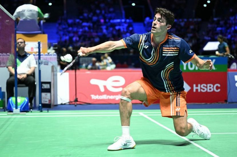 Belgium's Julien Carraggi hits a return to China's Yu Qi Shi during their men's single match at the Badminton BWF World Championships at the Adidas Arena in Paris, on August 27, 2025. Bertrand GUAY / AFP