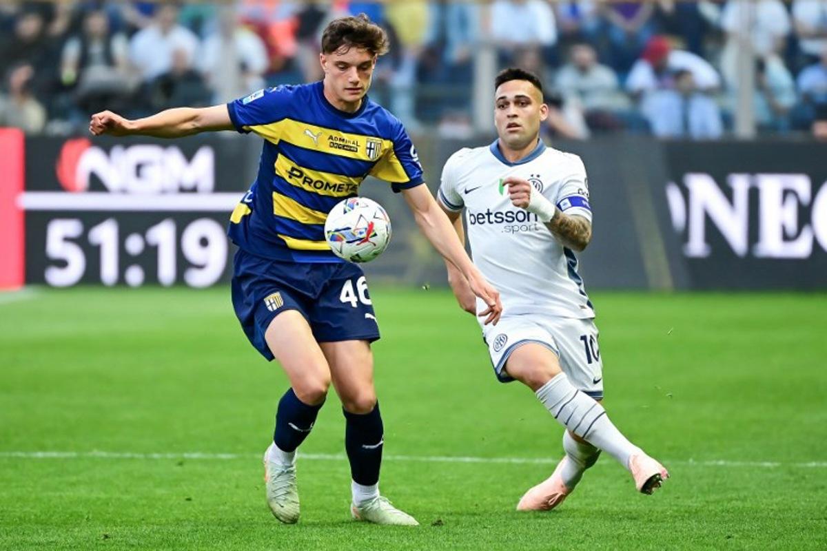 Parma's Italian defender #46 Giovanni Leoni (L) fights for the ball with Inter Milan's Argentine forward #10 Lautaro Martinez during the Italian Serie A football match between Parma and Inter Milan at the Ennio Tardini Stadium in Parma on April 5, 2025. Piero CRUCIATTI / AFP