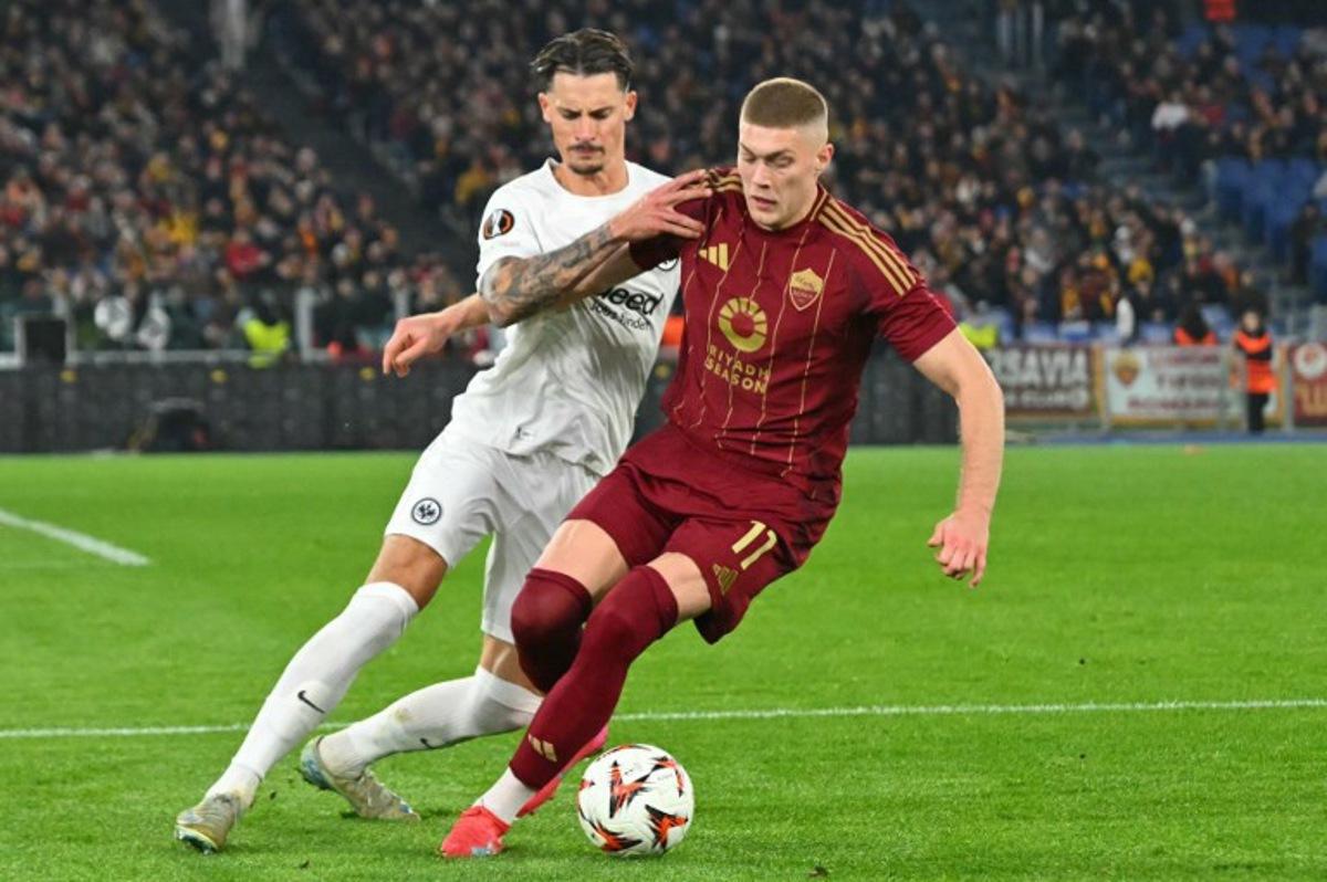 Roma's Ukrainian forward #11 Artem Dovbyk fights for the ball with Frankfurt's German defender #04 Robin Koch during the EUFA Europa League football match between AS Roma and Eintracht Frankfurt at the Olympic stadium in Rome, on January 30, 2025. Andreas SOLARO / AFP
