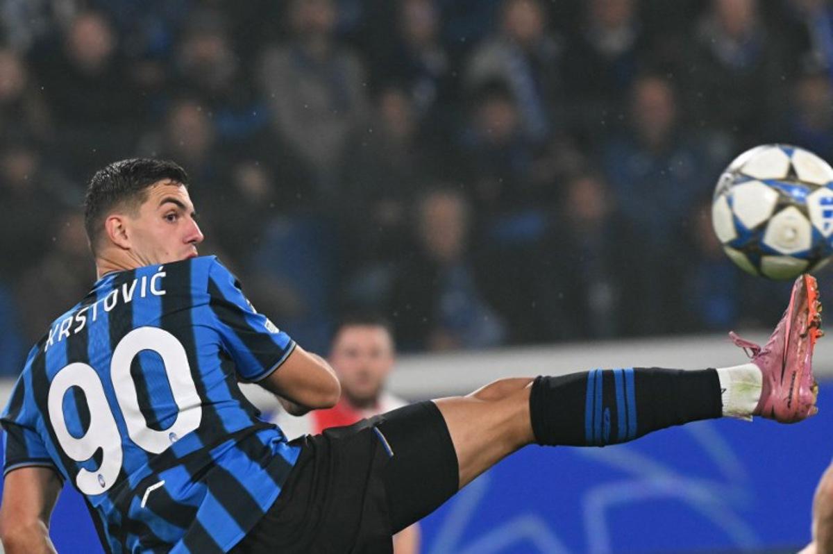 Atalanta's Montenegrin forward #90 Nikola Krstovic controls the ball during the UEFA Champions League phase day 3 football match between Atalanta and Slavia Praga at the Gewiss stadium in Bergamo, on October 22, 2025. Stefano RELLANDINI / AFP