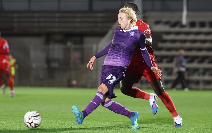 RSCA Futures' Basile Vroninks and Olympic's Junior Karl Ndedi fight for the ball during a soccer game between RSCA Futures and Royal Olympic Charleroi, on Friday 17 April 2026 in Deinze, on day 34 of the 2025-2026 'Challenger Pro League' 1B second division of the Belgian championship. BELGA PHOTO VIRGINIE LEFOUR