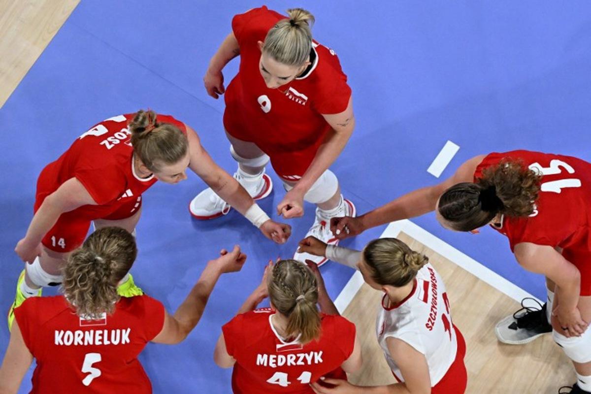 An overview shows Poland's players, (LtoR) Poland's #14 Joanna Wolosz, Poland's #05 Agnieszka Korneluk, Poland's #09 Magdalena Stysiak, Poland's #41 Natalia Medrzyk, Poland's #12 Aleksandra Szczyglowska and Poland's #15 Martyna Czyrnianska gesturing during the women's preliminary round volleyball match between Brazil and Poland during the Paris 2024 Olympic Games at the South Paris Arena 1 in Paris on August 4, 2024. Antonin THUILLIER / AFP