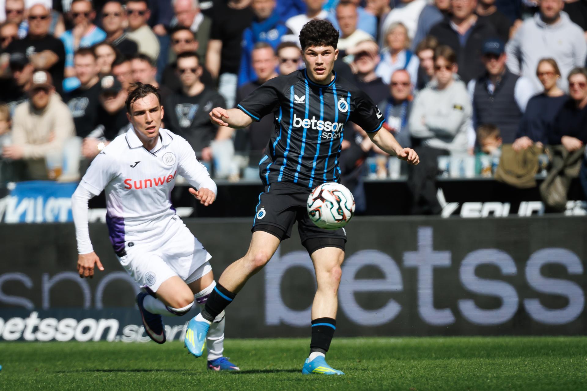 Anderlecht's Mihajlo Cvetkovic and Club's Kyriani Sabbe fight for the ball during a soccer match between Club Brugge and RSCA Anderlecht, Monday 06 April 2026 in Brugge, on the first day of the Champion's Play-off (PO1) of the 2025-2026 'Jupiler Pro League' first division of the Belgian championship. BELGA PHOTO KURT DESPLENTER