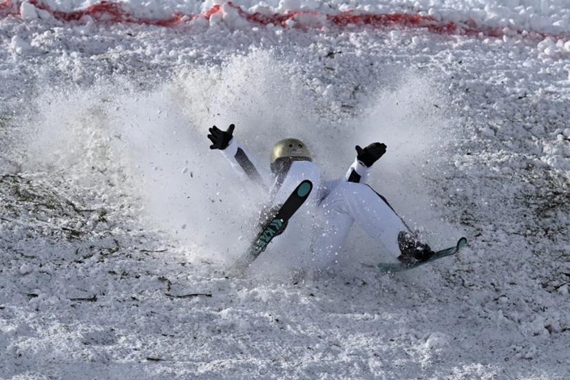 USA's Winter Vinecki crashes as she competes in the freestyle skiing women's aerials final 2 during the Milano Cortina 2026 Winter Olympic Games at Livigno Aerials & Moguls Park, in Livigno (Valtellina), on February 18, 2026. Jeff PACHOUD / AFP