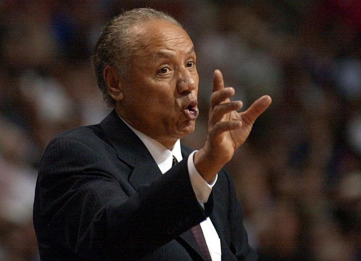 Toronto Raptors' head coach Lenny Wilkens shouts instructions during the second half against the Detroit Pistons in their first round Eastern Conference playoffs at the Palace of Auburn Hills, Michigan, 24 April 2002. The Pistons beat the Raptors 96-91 to take a 2-0 lead in the best-of-five series. AFP Photo/Jeff KOWALSKY JEFF KOWALSKY / AFP