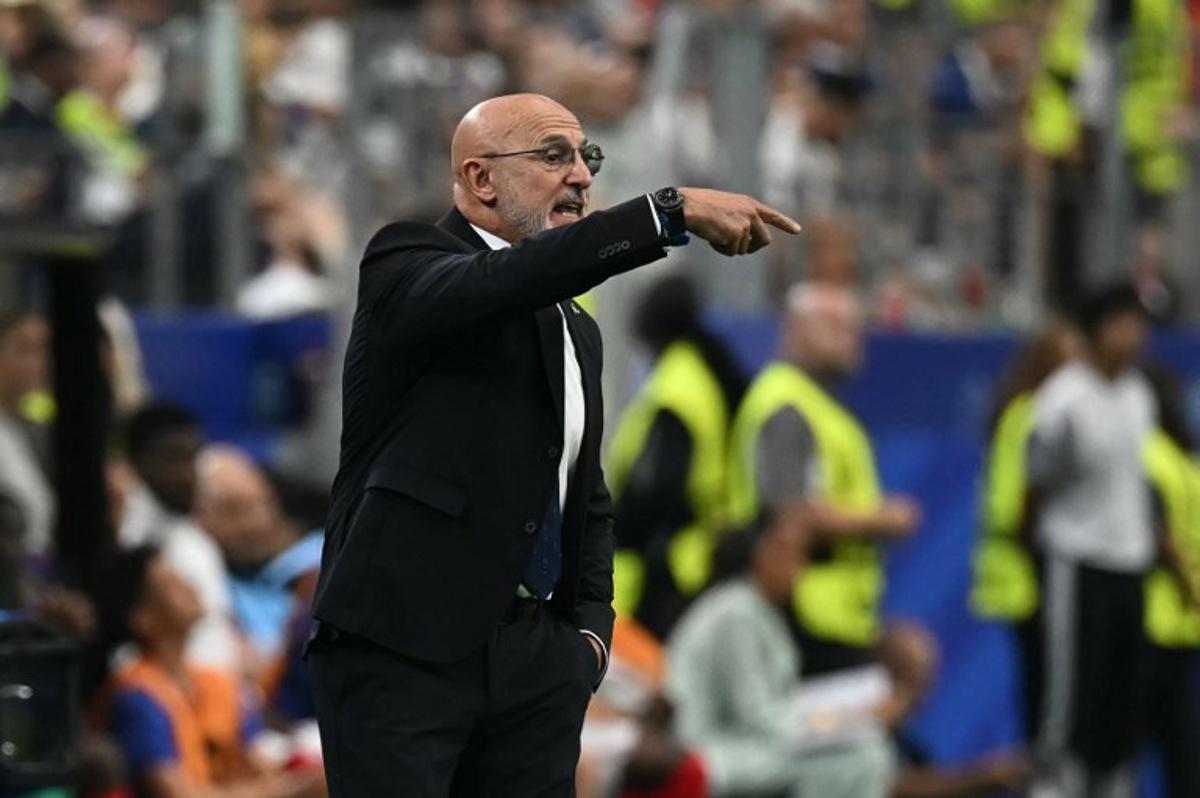 Spain's head coach Luis de la Fuente shouts instructions to his players from the touchline during the 2026 World Cup football tournament semi-final match between France and Spain at the Dallas Stadium in Arlington on July 14, 2026. Paul ELLIS / AFP