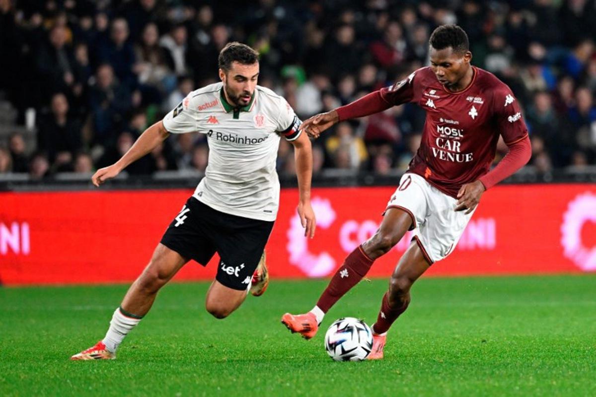 Nice's Belgian midfielder #24 Charles Vanhoutte (L) fights for the ball with Metz's Senegalese forward #30 Habib Diallo during the French L1 football match between FC Metz and OGC Nice at Saint-Symphorien Stadium in Longeville-les-Metz, north-eastern France on November 9, 2025. Jean-Christophe VERHAEGEN / AFP